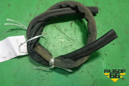 Уплотнитель капота (5JA823723A) для Skoda Rapid с 2013г (Рапид)