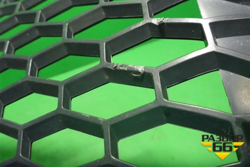 Решетка в передний бампер центральная (после 2010г) (BH5217K946) для Land Rover Freelander 2 с 2007г (Фрилендер)