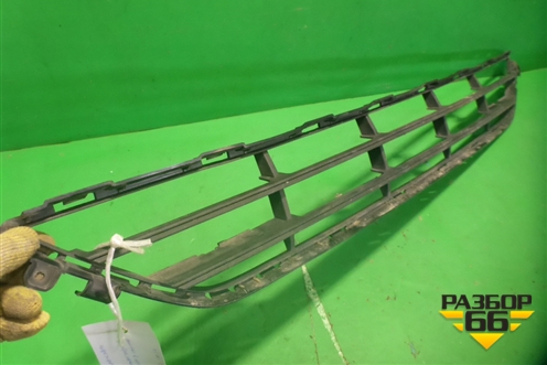 Решетка в передний бампер центральная (31353373) для Volvo XC90 с 2015г (ХС90)