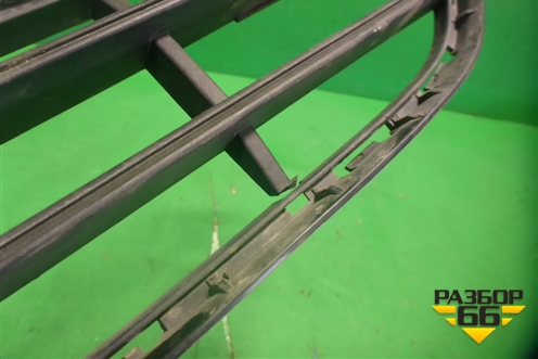 Решетка в передний бампер центральная (31353373) для Volvo XC90 с 2015г (ХС90)