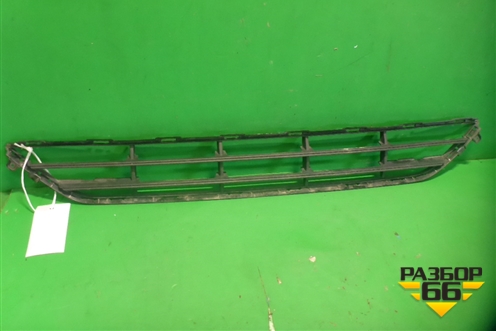 Решетка в передний бампер центральная (31353373) для Volvo XC90 с 2015г (ХС90)