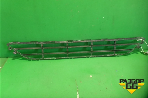 Решетка в передний бампер центральная (31353373) для Volvo XC90 с 2015г (ХС90)