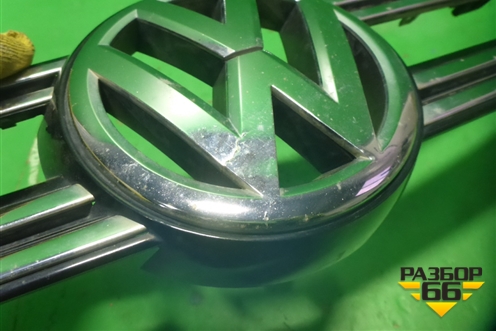 Накладка на решетку радиатора (5N0853655) для Volkswagen Tiguan с 2011-2016г (Тигуан)