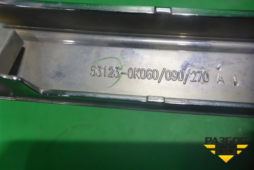 Накладка на решетку радиатора (правая верхняя хром) (531230K060) для Toyota Hilux с 2015-2025г (Хайлюкс)