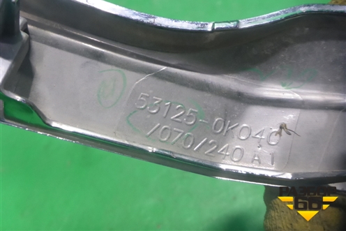 Накладка на решетку радиатора (правая верхняя хром) (531250K040) для Toyota Hilux с 2015-2025г (Хайлюкс)