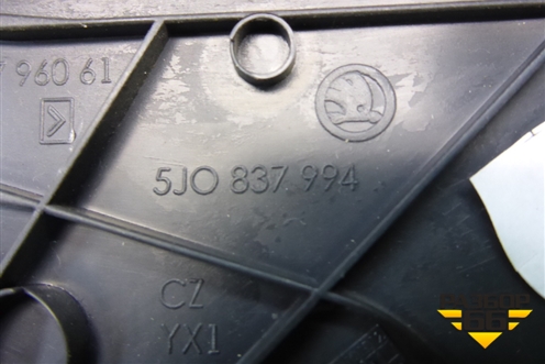 Накладка двери передней правой уголок (5J0837994) для Skoda Fabia с 2007-2014г (Фабия)