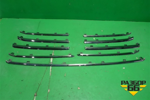 Накладка на решетку радиатора (после 2015г комплект хром) для Toyota Land Cruiser (200) с 2008г (Ленд Крузер)