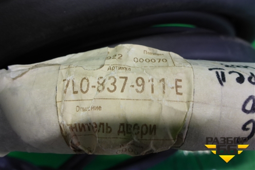 Уплотнитель двери передней левой (7L0837911E) для Volkswagen Touareg c 2002-2010г (Туарег)