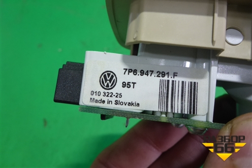 Плафон салонный (левый) (7P6947291F) для Volkswagen Touareg с 2010-2018г (Туарег)