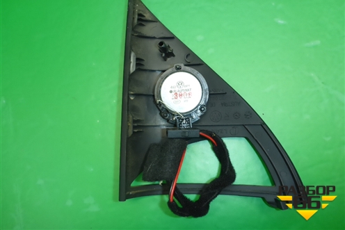 Накладка двери передней правой уголок (7L6837994) для Volkswagen Touareg c 2002-2010г (Туарег)