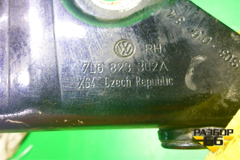 Петля капота правая (7L6823302A) для Volkswagen Touareg c 2002-2010г (Туарег)