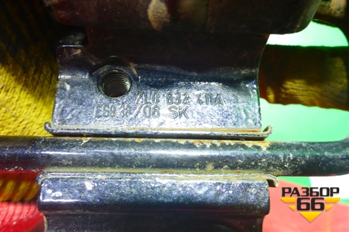 Петля двери задней левой нижняя (7L0833411A) для Volkswagen Touareg c 2002-2010г (Туарег)