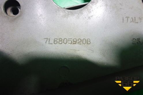 Кронштейн переднего крыла правый (7L6805920B) для Volkswagen Touareg c 2002-2010г (Туарег)