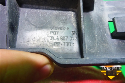 Кронштейн заднего бампера левый (под фонарь) (7L6807393B) для Volkswagen Touareg c 2002-2010г (Туарег)