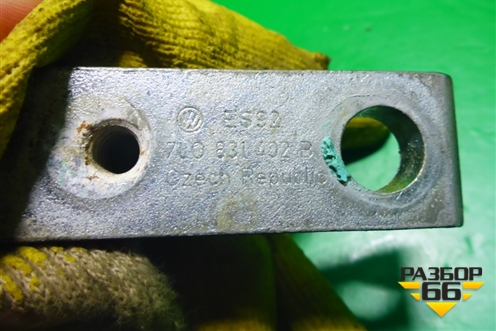 Петля двери передней правой верхняя (7L0831402B) для Volkswagen Touareg c 2002-2010г (Туарег)