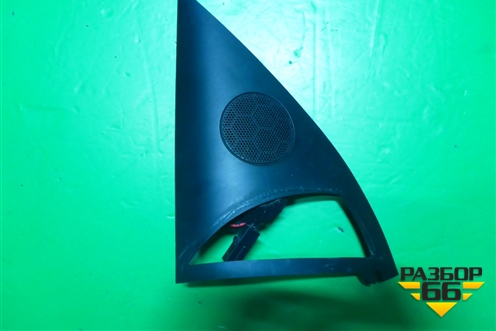 Накладка двери передней левой уголок (7L6837993) для Volkswagen Touareg c 2002-2010г (Туарег)