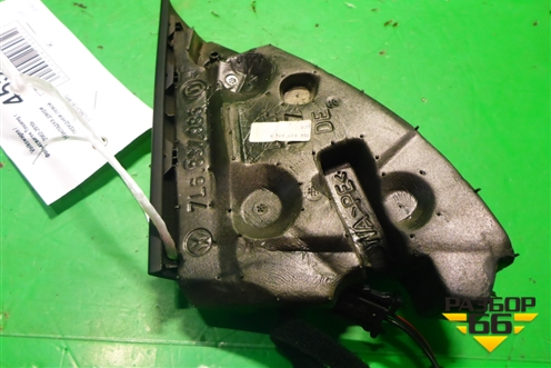 Накладка двери передней правой уголок (7L6837974H) для Volkswagen Touareg c 2002-2010г (Туарег)