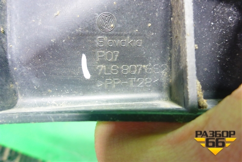Кронштейн заднего бампера правый (под фонарь) (7L6807862) для Volkswagen Touareg c 2002-2010г (Туарег)