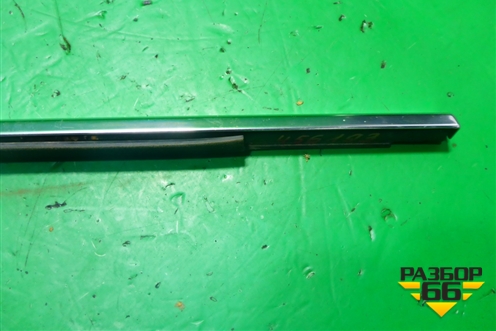 Накладка стекла заднего правого для Volkswagen Touareg c 2002-2010г (Туарег)