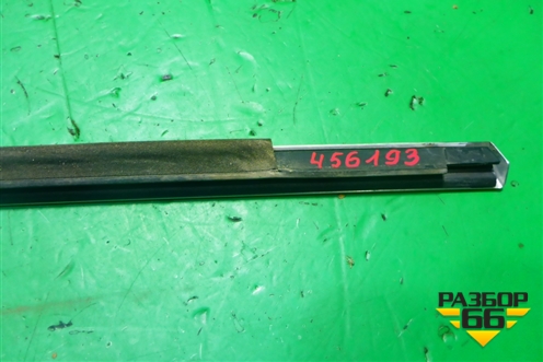 Накладка стекла заднего правого для Volkswagen Touareg c 2002-2010г (Туарег)