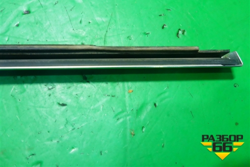 Накладка стекла заднего правого для Volkswagen Touareg c 2002-2010г (Туарег)