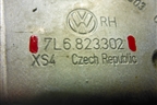 Петля капота правая (7L6823302) для Volkswagen Touareg c 2002-2010г (Туарег)