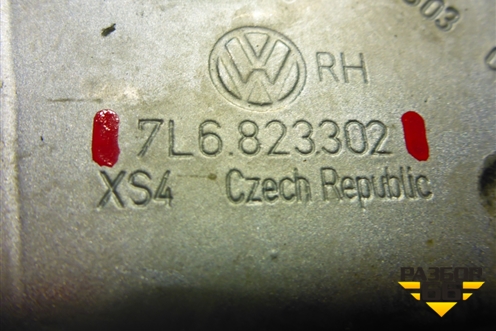 Петля капота правая (7L6823302) для Volkswagen Touareg c 2002-2010г (Туарег)
