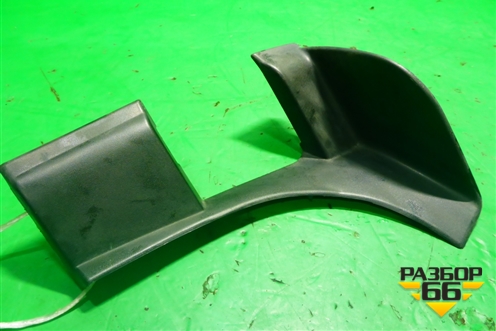 Накладка декоративная (на петлю двери багажника правая) (7L6867438F) для Volkswagen Touareg c 2002-2010г (Туарег)