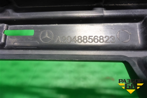 Решетка в передний бампер центральная (после 2012г) (A2048856823) для Mercedes Benz GLK-Klass X204 с 2008г (ГЛК)