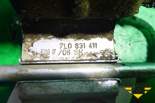 Петля двери передней левой нижняя (7L0831411) для Volkswagen Touareg c 2002-2010г (Туарег)