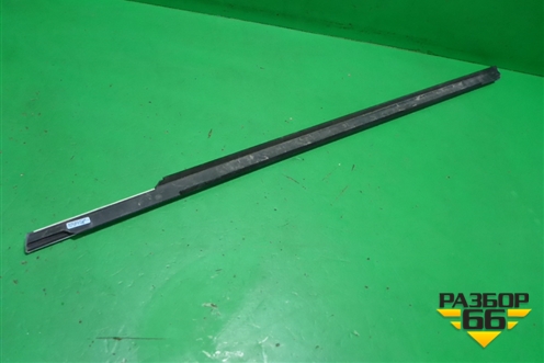 Накладка стекла переднего правого (3C8837476F) для Volkswagen Passat-CC с 2008г (Пассат ЦЦ)