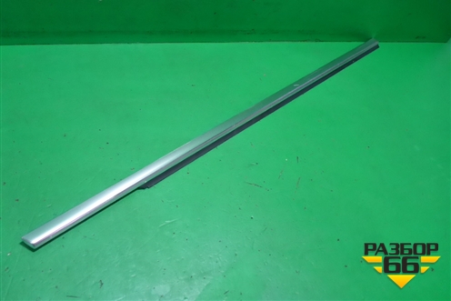 Накладка стекла переднего правого (3C8837476F) для Volkswagen Passat-CC с 2008г (Пассат ЦЦ)