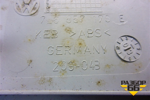 Накладка на торпедо (правая) (7L6857176) для Volkswagen Touareg c 2002-2010г (Туарег)