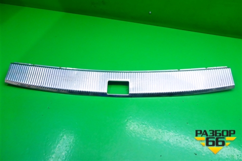 Обшивка багажника на заднюю панель (7L6863459) для Volkswagen Touareg c 2002-2010г (Туарег)