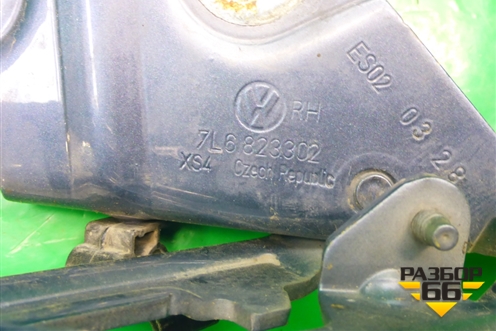 Петля капота правая (7L6823302) для Volkswagen Touareg c 2002-2010г (Туарег)