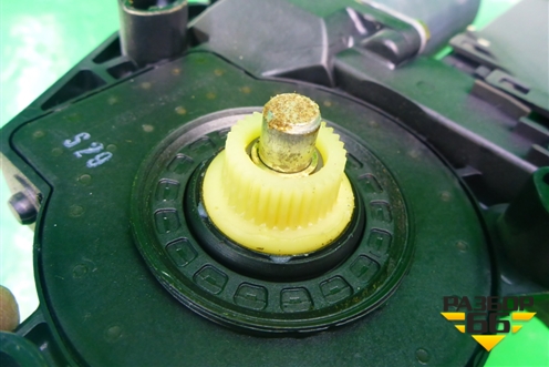 Моторчик стеклоподъёмника задний левый (7L0959795) для Volkswagen Touareg c 2002-2010г (Туарег)