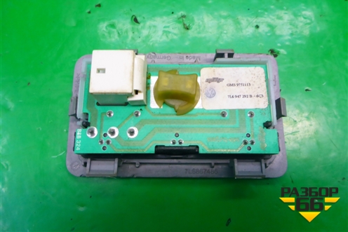 Плафон салонный (7L6947292B) для Volkswagen Touareg c 2002-2010г (Туарег)