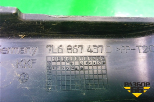 Накладка декоративная (на петлю двери багажника левая) (7L6867437D) для Volkswagen Touareg c 2002-2010г (Туарег)