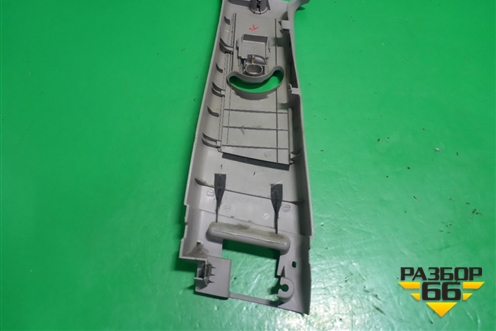 Обшивка стойки центральная верхняя правая (MR576070) для Mitsubishi Grandis с 2004г (Грандис)