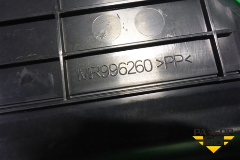 Ящик инструментальный (правый) (MR996260) для Mitsubishi Grandis с 2004г (Грандис)