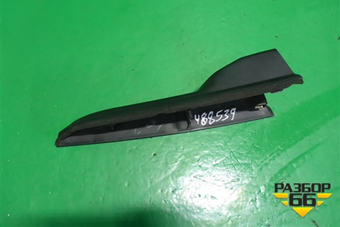 Накладка двери передней правой уголок (MN151790) для Mitsubishi Grandis с 2004г (Грандис)