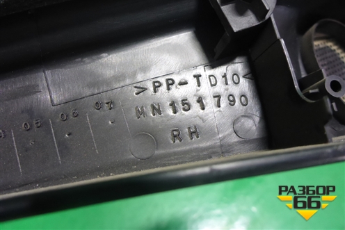 Накладка двери передней правой уголок (MN151790) для Mitsubishi Grandis с 2004г (Грандис)