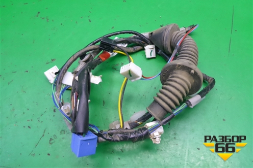 Проводка двери передней правой (8215102C30) для Toyota Auris с 2006-2012г (Аурис)