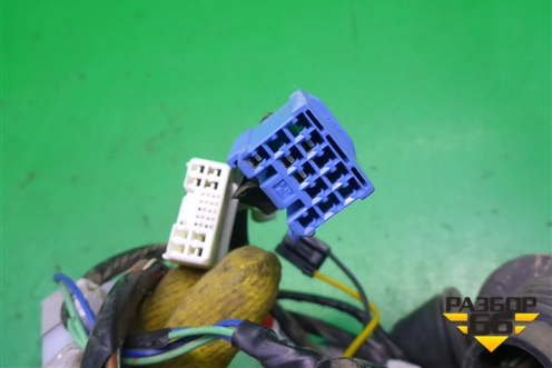 Проводка двери передней правой (8215102C30) для Toyota Auris с 2006-2012г (Аурис)