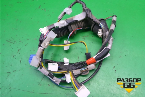 Проводка двери передней правой (8215102C30) для Toyota Auris с 2006-2012г (Аурис)