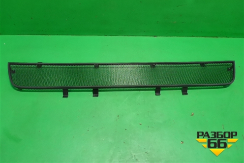 Решетка в передний бампер центральная (после 2010г сетка новая) для Skoda Fabia с 2007-2014г (Фабия)