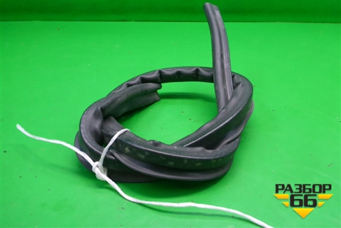 Уплотнитель капота (5JA823723A) для Skoda Rapid с 2013г (Рапид)