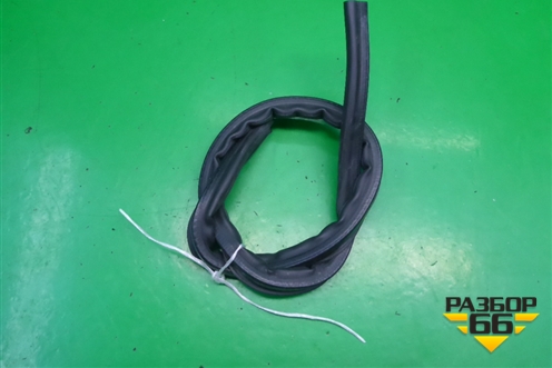 Уплотнитель капота (5JA823723A) для Skoda Rapid с 2013г (Рапид)