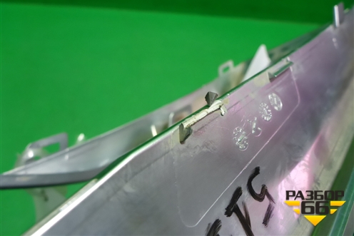 Накладка на решетку переднего бампера (правая) (744969203) для BMW X5 G05 с 2018г (Х5 Г05)