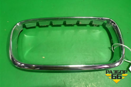 Накладка на решетку радиатора (правая) (51117309775) для BMW X5 F15 с 2013г (Х5 Ф15)